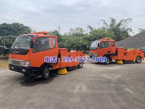 廣西公路管理局程站長與我司共同努力，開發(fā)出了一款GQ-1800E型自行式路面清掃機(jī)	