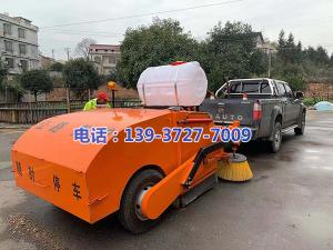 湖南省婁底市雙峰縣公路局養(yǎng)護(hù)中心彭站長與河南都市機(jī)械設(shè)備有限公司工程師喬主任,實(shí)地研究，精心設(shè)計(jì)制作了一款新型的皮卡車式道路清掃車