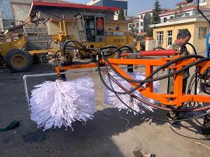 2020年11月11日山西省晉中市昔陽縣公路管理段與河南都市機(jī)械設(shè)備有限公司合作，在宋段長王隊長凌師傅的精心安排指導(dǎo)下與喬主任祝師傅的積極努力，成功研制出了加寬雙護(hù)欄板600mm護(hù)欄清洗機(jī)